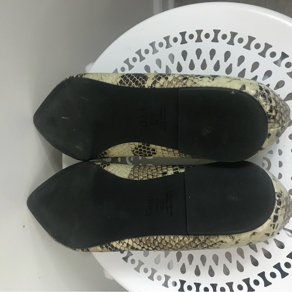 GAP | Snakeskin Pointed Toe Flats 6 - Picture 6 of 6